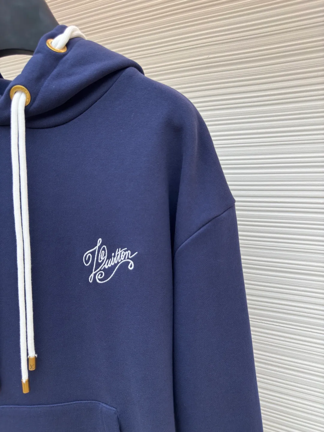 LOUIS VUITTON Rope embroidery contrast color hooded rope sweatshirt ●Authentic product: purchased and developed by 14100 ●Item number: 1680235-B50 ●Fabric: polyester mercerized fabric ●Technology: embroidery production ●Version: fitted version ●Weight: about 885 grams ●Size: XS-S-M-L ●Description: Made of 32s double-ply cotton David's cloth, matched with 26s double-kill horizontal machine to weave threads, the front panel is embroidered with Tajima embroidery machine imported from Japan, polyester silk light short stitch flat embroidery, the back panel is embroidered with a special rope 0.6cm The thickness of the double-strand core-spun cotton rope is encrypted, and it is bundled with fish silk thread for embroidery. The ends and ends of the rope are all hidden under the pattern by hand. Large-size round eyelets are molded and punched by hand. The eyelet pendant clock is all made of bronze and barrel-plated with antique gold. The overall wiring is straight and delicate, the fabric is comfortable and soft, and the color is consistent without color difference. It can be matched with the same style to create a fashionable look and control various occasions. Customized accessories, complete with three standards, same style for men and women!